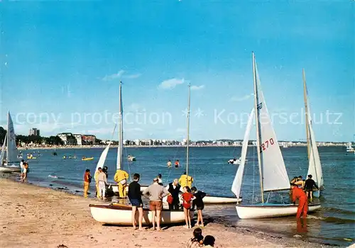 AK / Ansichtskarte La_Baule_sur_Mer Depart des Regates sur la Plage Benoit Au fond la Baie de La Baule La_Baule_sur_Mer