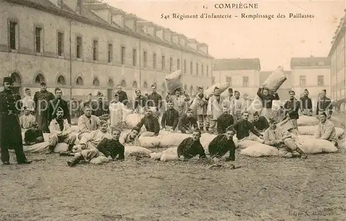 AK / Ansichtskarte Compiegne_Oise Regiment d Infanterie Remplissage des Paillasses Compiegne Oise