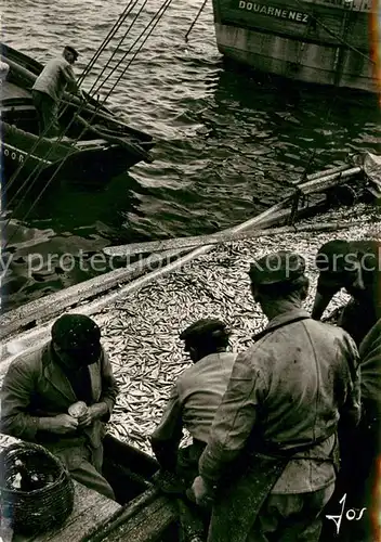 AK / Ansichtskarte Douarnenez Fischer im Hafen Douarnenez