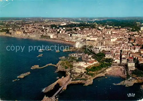 AK / Ansichtskarte Biarritz_Pyrenees_Atlantiques Le Rocher de la Vierge Port vieux et la grande plage vue aerienne Biarritz_Pyrenees