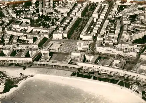 AK / Ansichtskarte Royan_Charente Maritime Front de Mer au fond le marche vue aerienne Royan Charente Maritime