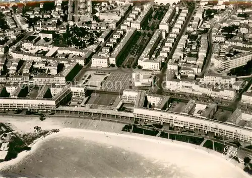 AK / Ansichtskarte Royan_Charente Maritime Front de Mer au fond le marche vue aerienne Royan Charente Maritime