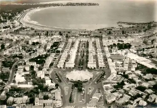 AK / Ansichtskarte Royan_Charente Maritime Le marche couvert vue aerienne Royan Charente Maritime