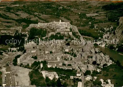 AK / Ansichtskarte Sisteron Vue aerienne de la ville au fond la Citadelle Sisteron