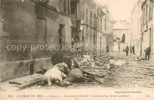 AK / Ansichtskarte Soissons_Aisne Grande Guerre 1914 Soissonnais enlevant les harnais d un cheval agonisant Truemmer Leid 1. Weltkrieg Soissons Aisne