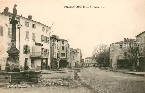AK / Ansichtskarte Vic le Comte Grande Rue Fontaine Vic le Comte