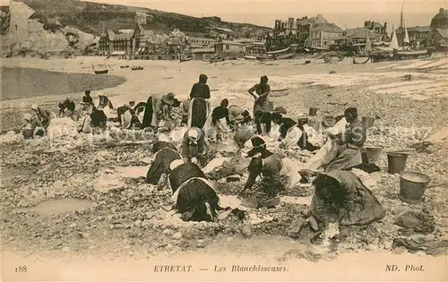 AK / Ansichtskarte Etretat Les blanchisseuses sur la plage Etretat