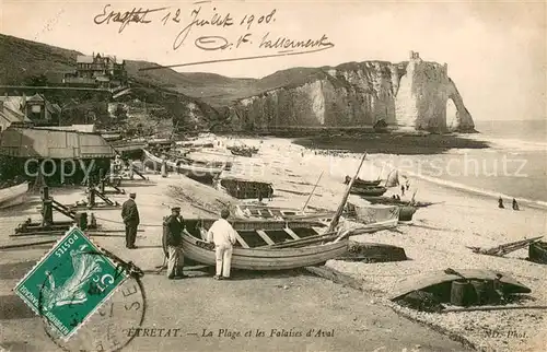 AK / Ansichtskarte Etretat La plage et les Falaises d Aval Etretat