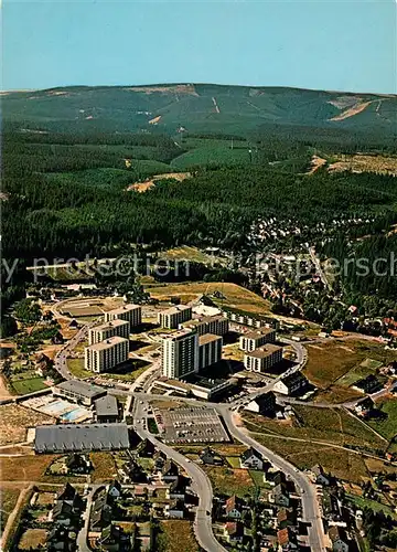 AK / Ansichtskarte Altenau_Harz mit Ferienpark Glockenberg Fliegeraufnahme Altenau Harz