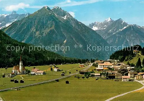 Elbigenalp Panorama mit Wetterspitze Sonnenkogeln Rotschrofenspitze und Griesstalerspitze Elbigenalp