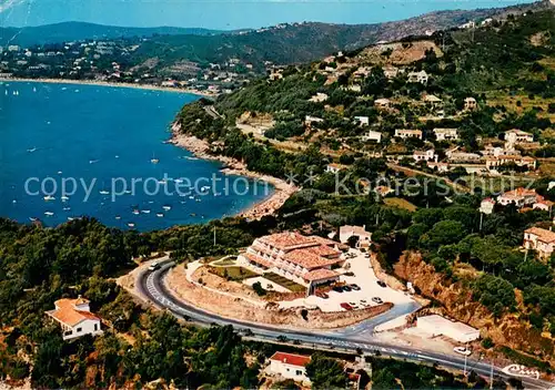 AK / Ansichtskarte Le_Lavandou La Fossette Au 1er plan 83 Hotel Vue aerienne Le_Lavandou