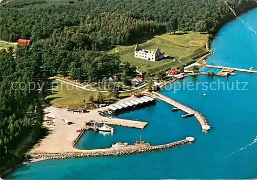 AK / Ansichtskarte Visingsoe Hamnen med Visingsborgs Slottsruin Fliegeraufnahme Visingsoe