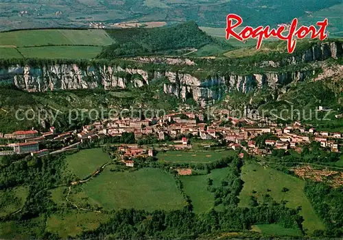 AK / Ansichtskarte Roquefort sur Soulzon Le village accroche aux rochers du Combalou Vue aerienne Roquefort sur Soulzon