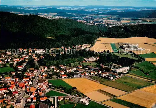 AK / Ansichtskarte Reinhardshausen mit Bad Wildungen im Hintergrund Fliegeraufnahme Reinhardshausen
