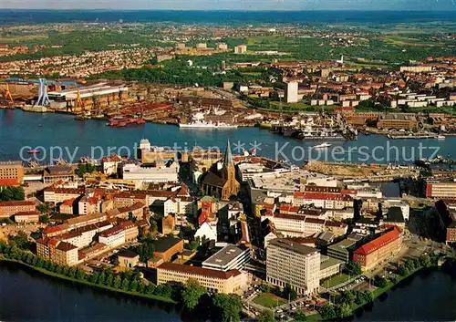 AK / Ansichtskarte Kiel Innenstadt mit Werften und Ostufer Fliegeraufnahme Kiel