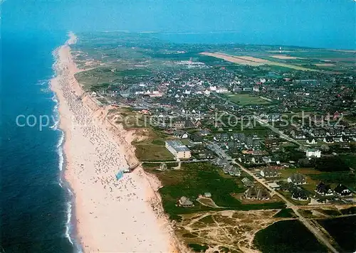 AK / Ansichtskarte Wenningstedt_Sylt Strand und Ort Fliegeraufnahme Wenningstedt_Sylt