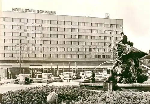 AK / Ansichtskarte Schwerin_Mecklenburg Hotel Stadt Schwerin Brunnen Schwerin_Mecklenburg