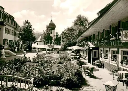 AK / Ansichtskarte Hinterzarten Hotel Adler Terrasse Blick zur Kirche Kurort im Schwarzwald Hinterzarten