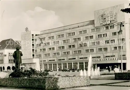 AK / Ansichtskarte Neubrandenburg Hotel Vier Tore Denkmal Wasserspiele Neubrandenburg