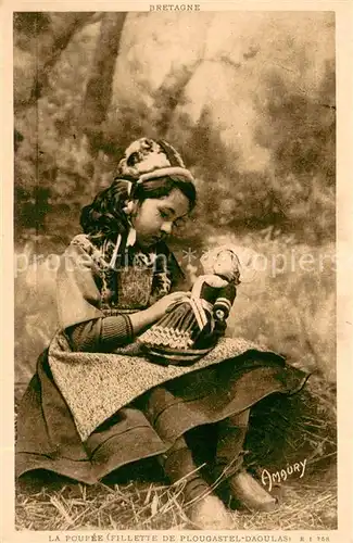 Plougastel Daoulas M?dches mit Puppe Plougastel Daoulas
