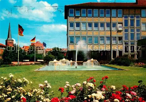 AK / Ansichtskarte Uelzen_Lueneburger_Heide Kreishaus und Marienkirche Springbrunnen Uelzen_Lueneburger_Heide