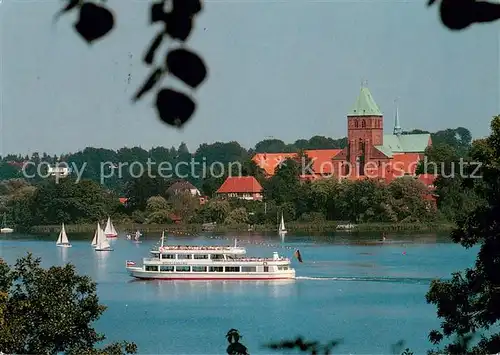 AK / Ansichtskarte Ratzeburg Blick zum Ratzeburger Dom mit Fahrgastschiff Mecklenburg Ratzeburg