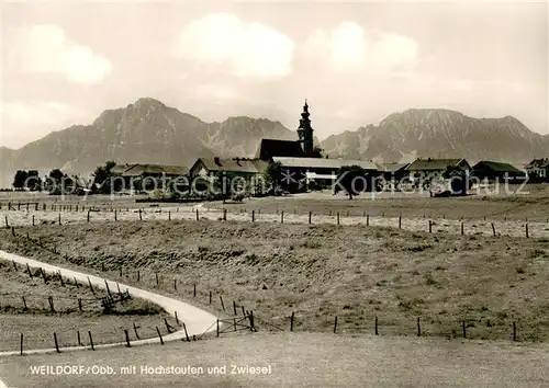 Weildorf_Oberbayern Ortsansicht mit Kirche Blick zu Hochstaufen und Zwiesel Chiemgauer Alpen Weildorf Oberbayern