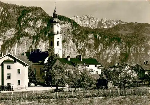 AK / Ansichtskarte Kiefersfelden Ortsansicht mit Kirche gegen Kaisergebirge Kiefersfelden