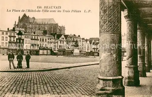 Beauvais_60 La Place de lHotel de Ville avec les Trois Piliers 