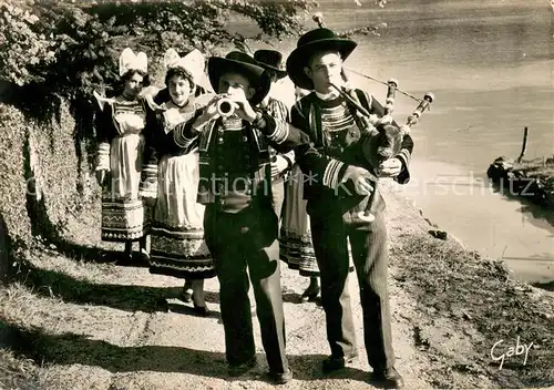 AK / Ansichtskarte Pont Aven Folklore de France Sur les Bords de l Ayen Pont Aven