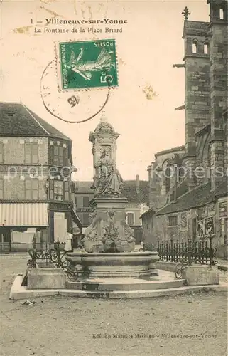 AK / Ansichtskarte Villeneuve sur Yonne La Fontaine de la Place Briard Villeneuve sur Yonne