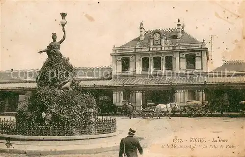 AK / Ansichtskarte Vichy_Allier La Gare et le Monument de la Ville de Vichy Vichy Allier