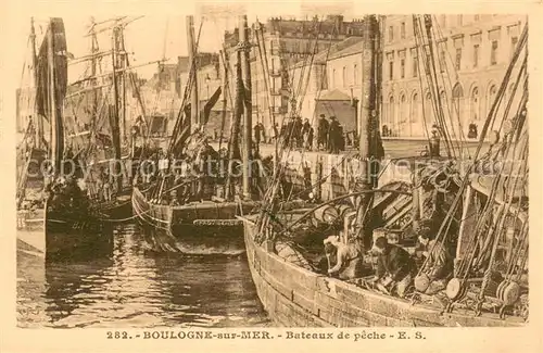 AK / Ansichtskarte Boulogne sur Mer Bateaux de peche Fischerboote Boulogne sur Mer