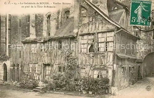 AK / Ansichtskarte Rouen La Cathedrale Vieilles Maisons au pied de la Tour St Romain Rouen