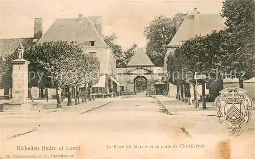 AK / Ansichtskarte Richelieu La Place du Marche et la porte de Chatellerault Richelieu