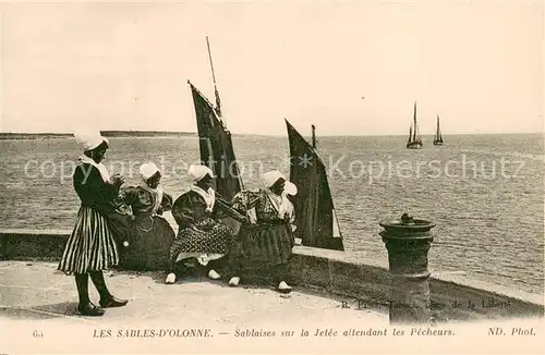 AK / Ansichtskarte Les_Sables d_Olonne Sablaises sur la jetee attendant les pecheurs Les_Sables d_Olonne