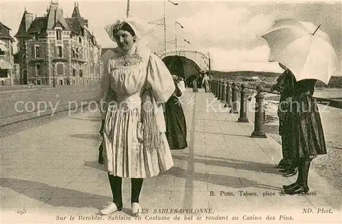 AK / Ansichtskarte Les_Sables d_Olonne Sur le remblai Sablaise en costume de bal Casino des Pins Trachten Les_Sables d_Olonne