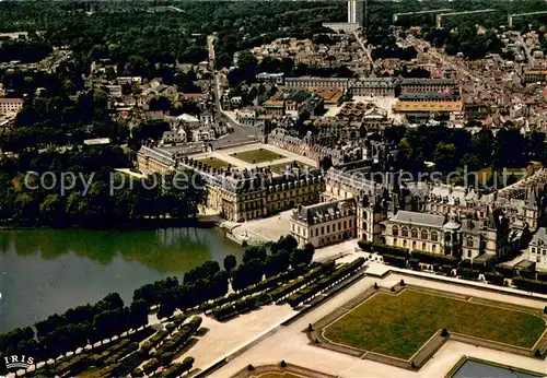 AK / Ansichtskarte Fontainebleau_Seine_et_Marne Le Palais Le Parterre la Cour de la Fontaine et lEtang aux Carpes  La Tour Warnery Vue aerienne Fontainebleau_Seine