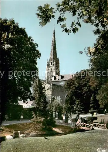 AK / Ansichtskarte Fontenay le Comte Un coin du Jardin public A larriere plan la fleche de lEglise Notre Dame Fontenay le Comte