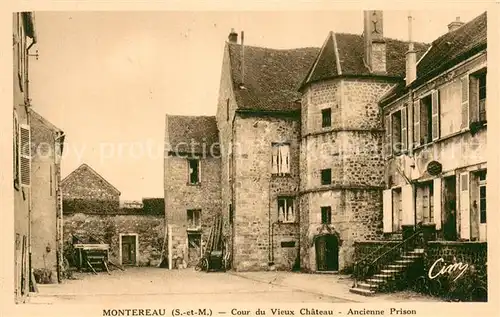 AK / Ansichtskarte Montereau Fault Yonne Cour du Vieux Chateau Ancien Prison Montereau Fault Yonne