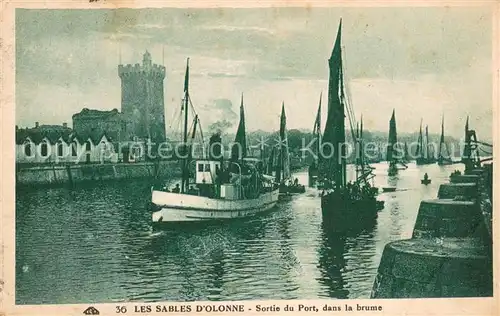 AK / Ansichtskarte Les_Sables d_Olonne Sortie du port dans la brume Bateaux Les_Sables d_Olonne