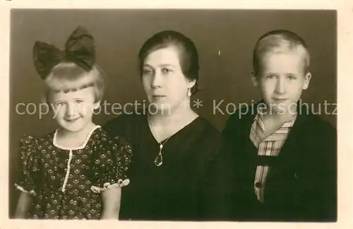 AK / Ansichtskarte Gnesen_Posen Portraitfoto Familie Satsrsky Gnesen Posen