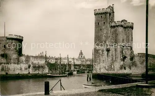 AK / Ansichtskarte La_Rochelle_Charente Maritime Entree du Port de La Rochelle La_Rochelle