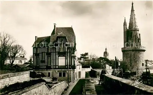 AK / Ansichtskarte La_Rochelle_Charente Maritime Remparts et tour des 4 Sergents La_Rochelle