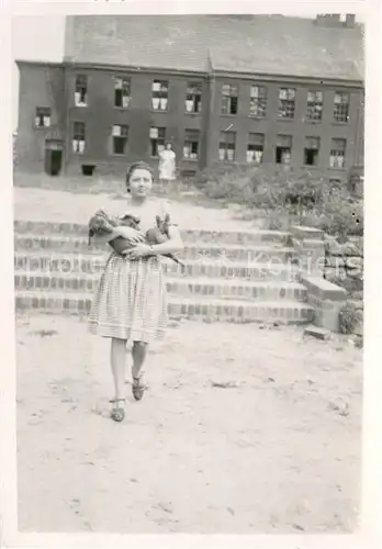 AK / Ansichtskarte Sarreguemines Kaserne Junge Frau mit Hund im Arm Sarreguemines