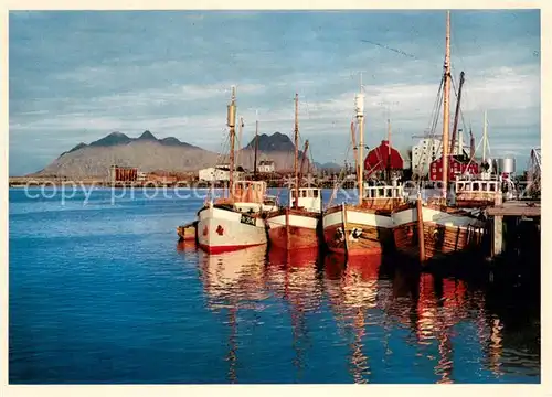 AK / Ansichtskarte Svolvær Fishing boats in the midnight sun Svolvær