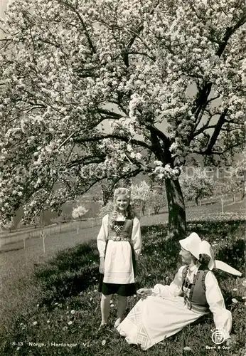 AK / Ansichtskarte Hardanger Baumbluete Trachten Hardanger
