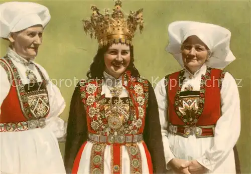 AK / Ansichtskarte Hardanger Kone og Brudedrakt Trachten Serie Nr. 4 Hardanger