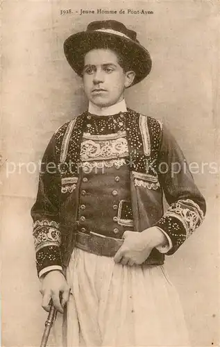 AK / Ansichtskarte Pont Aven Jeune homme en costume Trachten Pont Aven