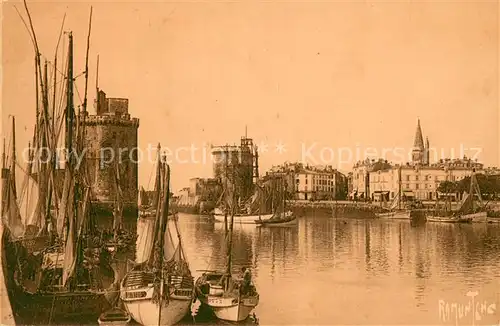 AK / Ansichtskarte La_Rochelle_Charente Maritime Sortie port Barques de peche La_Rochelle